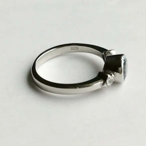 THREE stone sky blue topaz ring sterling silver size 6 - Picture 3 of 6